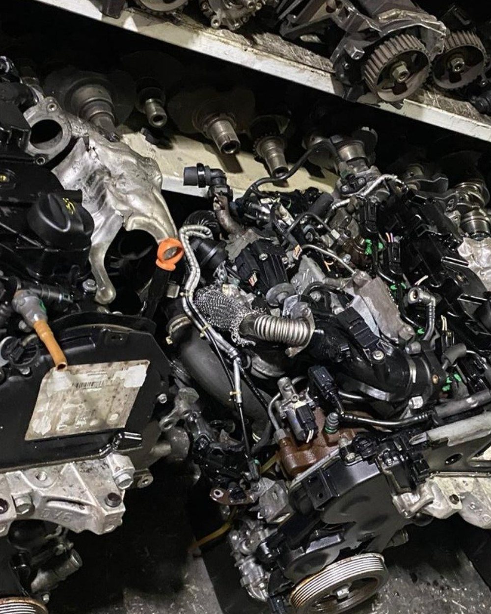 Oto Alkan deposunda raflanmış Opel çıkma motorlar — Ostim, Ankara