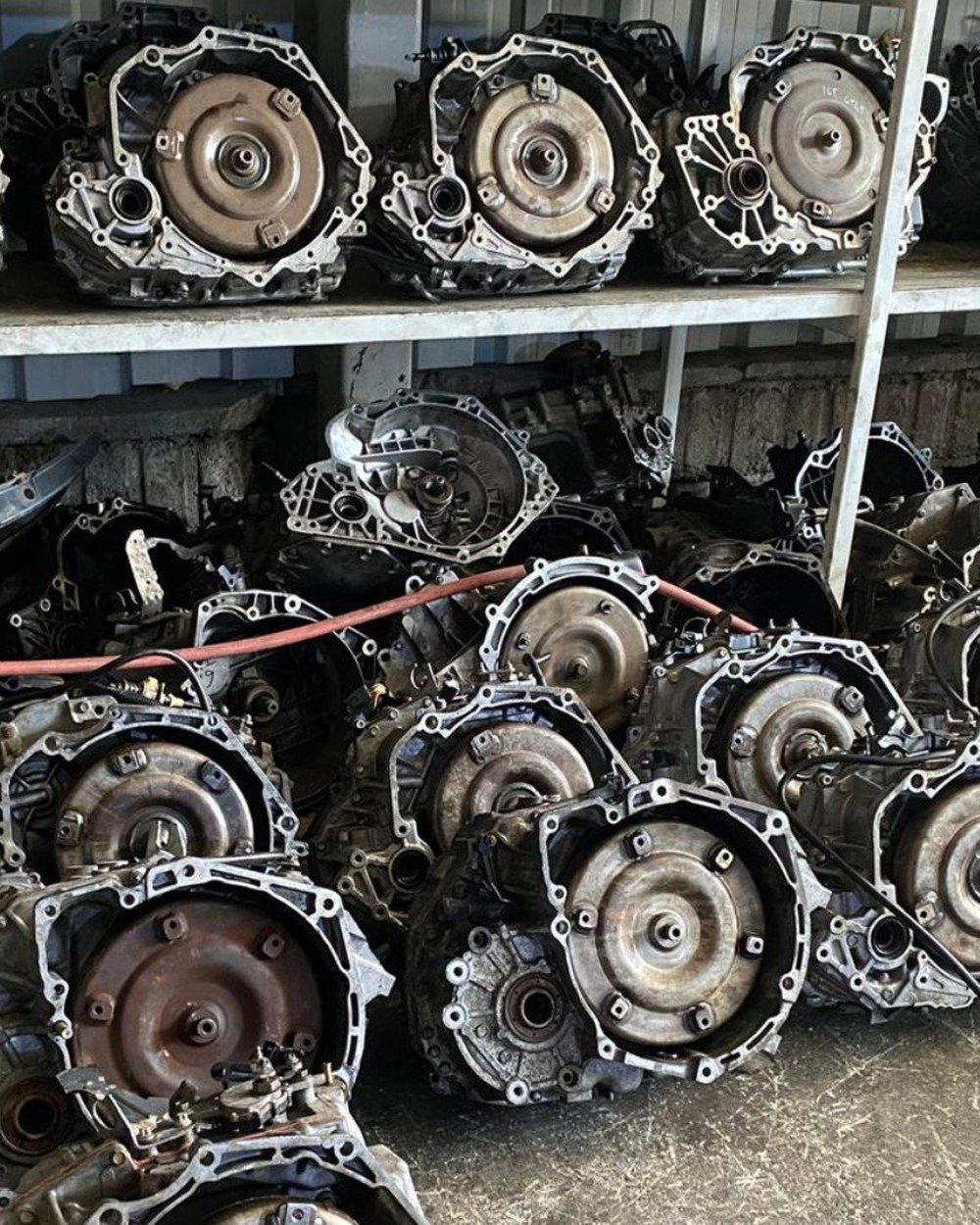Raflarda dizili Opel ve Chevrolet çıkma şanzımanlar